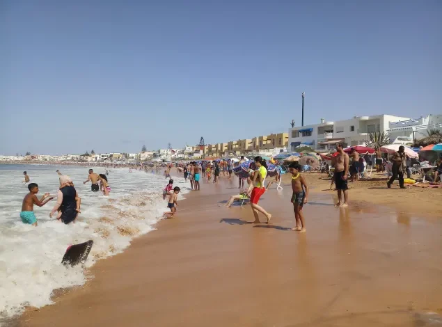 مشروع إماراتي ضخم يغيّر وجه شاطئ بوزنيقة.. وهدم فيلات وكابينات ينطلق في شتنبر