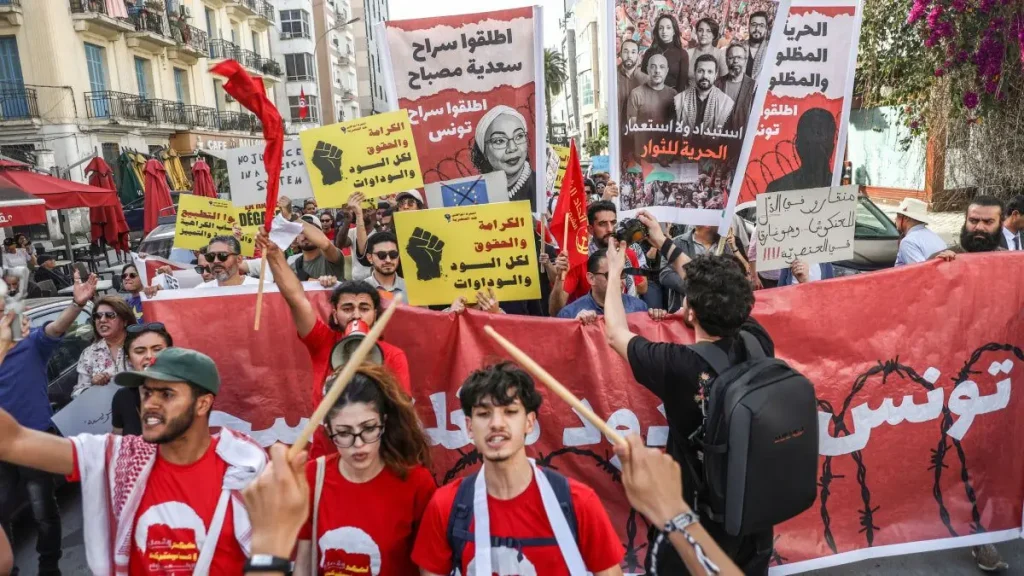 تونس تحت المجهر.. تقرير يتحدث عن خنق المجتمع المدني