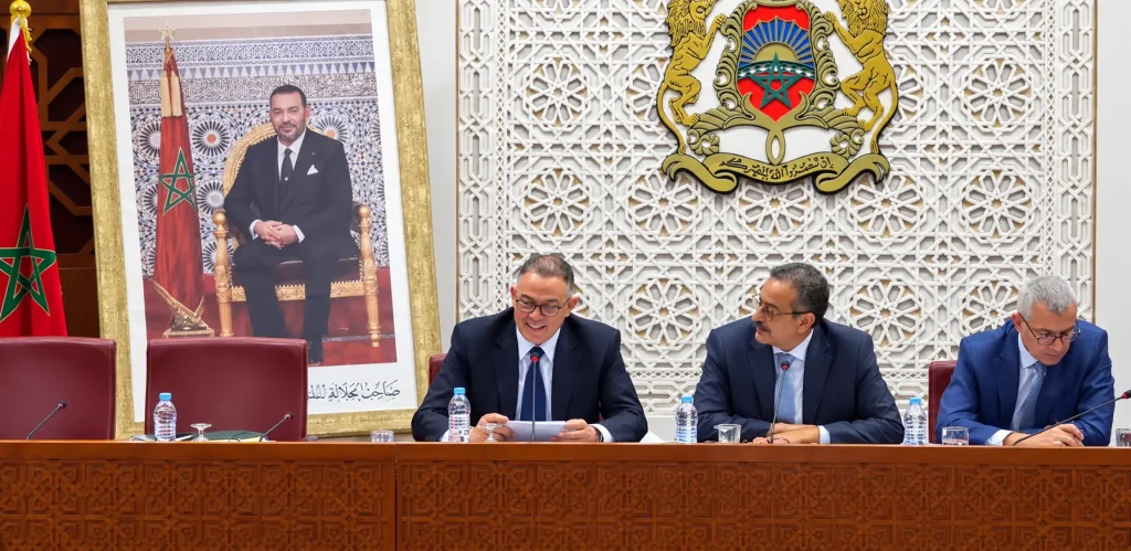 كشف فوزي لقجع، الوزير المنتدب المكلف بالميزانية، عن تفاصيل المقترح المتعلق بتحمل الدولة لفواتير الكهرباء التي تقل قيمتها عن 100 درهم شهرياً، موضحاً أن الإجراء يستهدف تخفيف الأعباء المالية عن الأسر ذات الاستهلاك المحدود، في ظل الضغوط التي تواجهها القدرة الشرائية للمواطنين. وأوضح لقجع أن عدد المشتركين الذين يقل استهلاكهم الشهري عن 100 درهم يصل إلى نحو 6 ملايين مشترك، بمتوسط فاتورة يبلغ 56 درهماً، غير أن هذا العدد لا يمثل بالضرورة عدد المستفيدين الفعليين من الدعم، بعدما جرى استبعاد المساكن الشاغرة والموسمية والثانوية. وأشار المسؤول الحكومي إلى أن هذه المساكن تمثل حوالي 29 في المائة من مجموع الحالات، فيما تبقى نسبة 71 في المائة ضمن الفئة التي يمكن أن يشملها الإجراء، وهو ما يعادل حوالي 4.26 ملايين مشترك، انطلاقاً من قاعدة تضم 6 ملايين مشترك. وبحسب المعطيات التي قدمها لقجع، فإن تحمل الدولة لفواتير هذه الفئة بشكل كامل سيكلف حوالي 2.83 مليار درهم سنوياً، مع الأخذ بعين الاعتبار أن بعض المساكن التي تبدو شاغرة حالياً قد يعود أصحابها للإقامة فيها لاحقاً، وهو ما يفسر اعتماد معايير إضافية عند تحديد المستفيدين. وفي ما يتعلق بكيفية إيصال الدعم، أوضح لقجع أن المشتركين الذين يعتمدون نظام الأداء المسبق سيستفيدون من رصيد شهري يضاف إلى عداداتهم، مؤكداً أن تحديد هذه الفئة لن يطرح إشكالاً بالنظر إلى توفر بيانات العدادات، خصوصاً لدى عدد من الأسر في العالم القروي. أما المشتركـون الذين يخضعون لنظام الفوترة بعد الاستهلاك، فأشار إلى أنهم سيستفيدون بدورهم من المبلغ المخصص للدعم، وفق الآلية التي ستعتمد لهذا الغرض. وأكد لقجع أن الغاية من هذا الإجراء تتمثل في تخفيف الضغوط المالية عن شريحة من الأسر التي لا يتجاوز استهلاكها للكهرباء مستويات محدودة، من خلال تحمل الدولة قيمة الفواتير المعنية، بما يساهم في تقليص النفقات الشهرية لهذه الفئة.