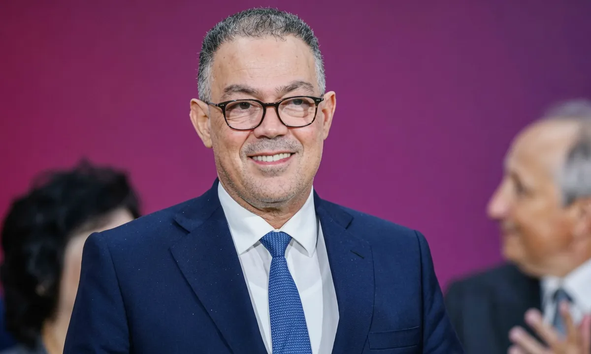 فوزي لقجع.. ثقة ملكية متجددة ومسار من تدبير المالية إلى رهانات الاقتصاد الوطني